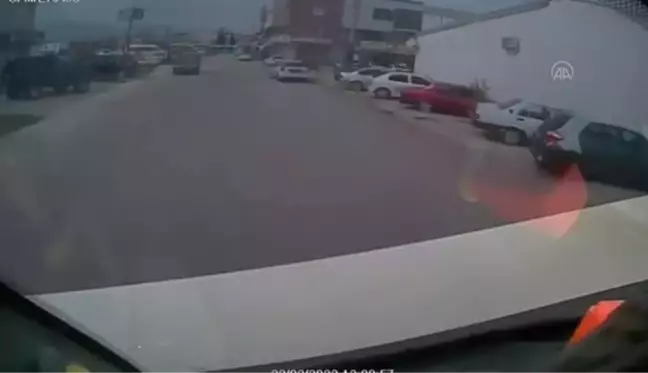 Otobüsle çarpışan elektrikli bisikletteki 2 kişi yaralandı