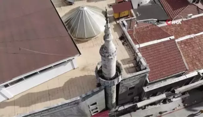 Tarihi caminin minaresi betonlaşmaya yenik düştü... 420 yıllık tarihi caminin dış cephesine klima taktılar