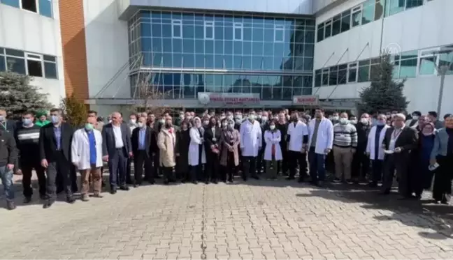 Bir hasta ve yakını, muayenenin geciktiği iddiasıyla doktoru darbetti