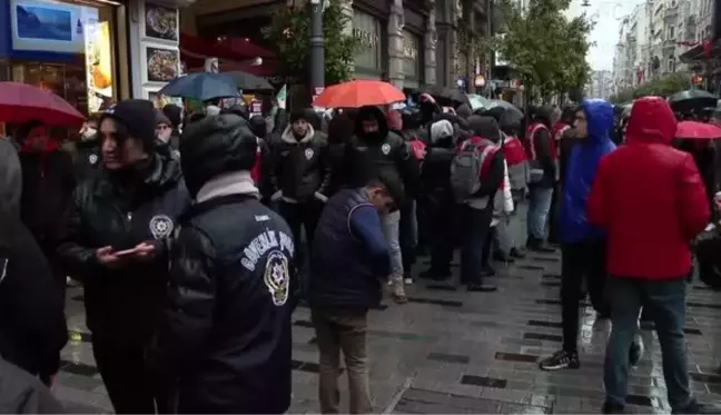 Rusya'nın Ukrayna'ya askeri müdahalesi İstanbul'da protesto edildi