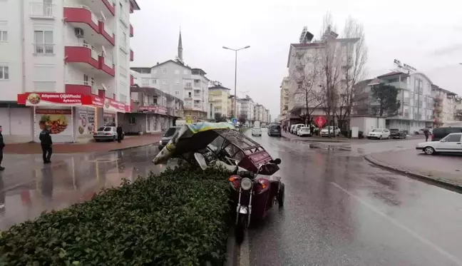 Hafif ticari araç 3 tekerlekli motosiklete çarptı