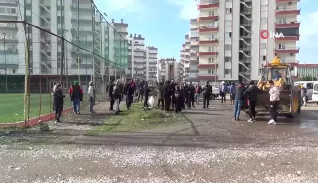 Halı saha yıkımında gerginlik... 26 yıldır çalışma ruhsatı bulunmayan halı saha yıkıldı