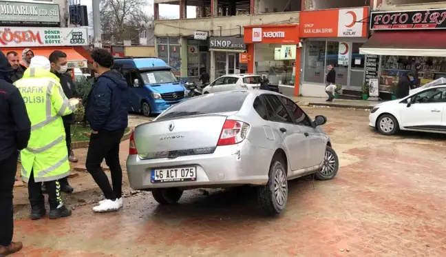 Otomobil açık bırakılan rögara düştü
