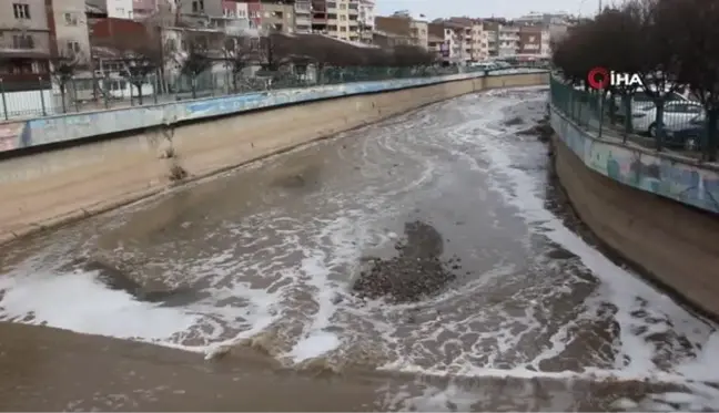 Oltu Çayı'nda akan köpük ve gelen kötü koku çevredekileri rahatsız ediyor