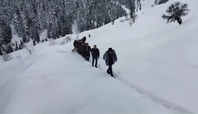 Kardan yolu kapalı köydeki cenaze kızakla mezarlığa taşındı