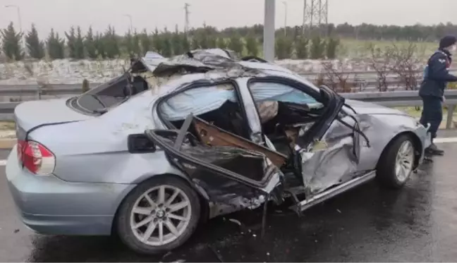 OTOMOBİL, TIR'A ÇARPTI 1 ÖLÜ, 3 YARALI