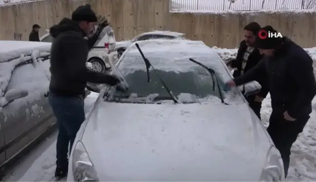 Yüksekova'da araçlar buz tuttu... Kent genelinde 90 köy ve mezra yolu ulaşıma kapandı