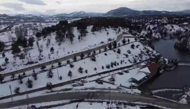 Beyşehir'e gelen leyleklere yuvalarında kar sürprizi