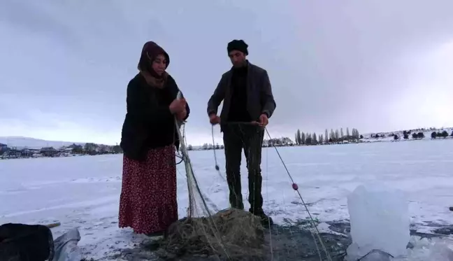 Yüzeyi donan Çıldır Gölü'nde Eskimo usulü balık avı