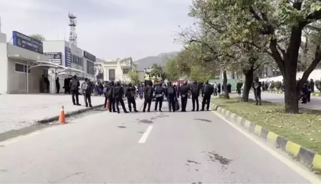 HAYDARABAD - Pakistan'da kadınlar eşit hak talebiyle gösteri düzenledi