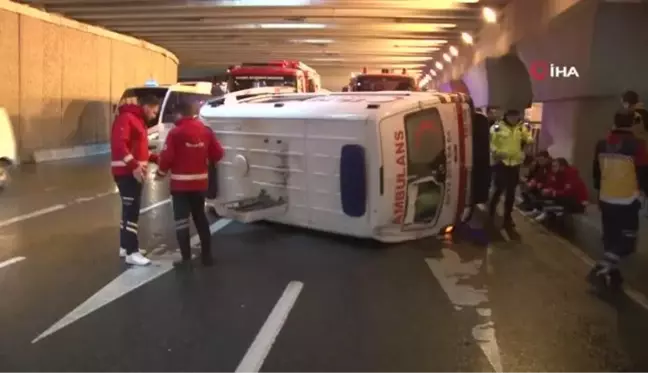 Son dakika haber... Zeytinburnu'da alt geçitte ambulans devrildi