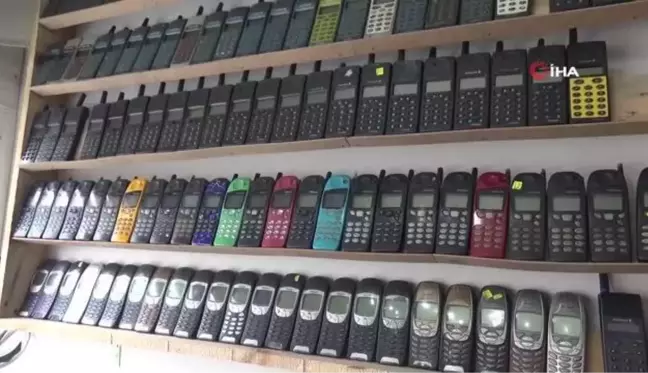 Bu dükkanda akıllı telefona yer yok... Hobi olarak başladığı nostaljik telefon tamirinde taleplere yetişemiyor