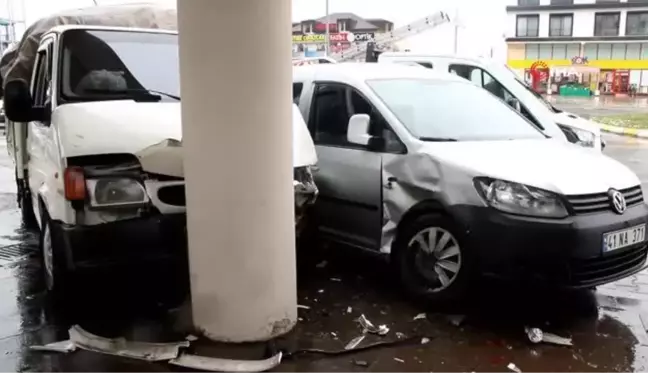 Kontrolden çıkan 2 araç hastane direğine çarparak durabildi