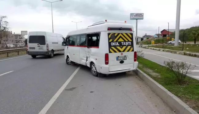 Manavgat'ta okul servisi mikserle çarpıştı... Ö anlar kamerada