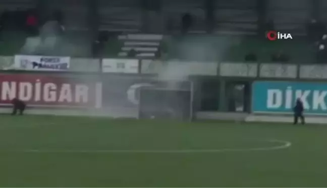 Son dakika haber... Tribün savaş alanına döndü...Amatör maçta kavga çıktı, kavgaya çevik kuvvet müdahale etti