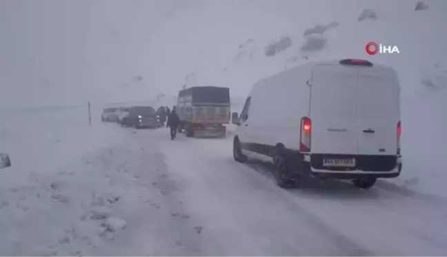 Yoğun kar, sis ve tipiden dolayı onlarca araç yolda kaldı