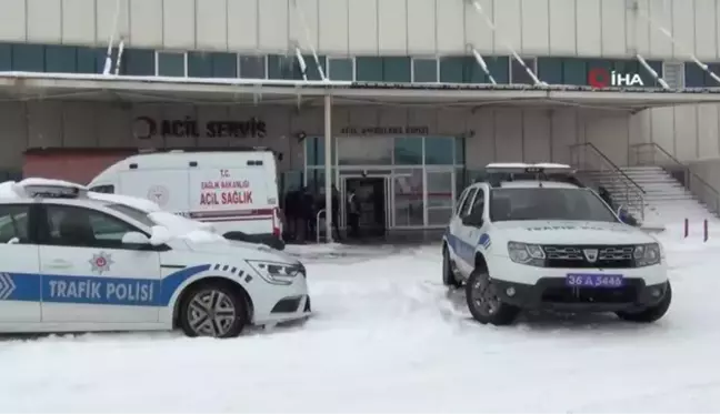 Kars'ta polis çocuğu kurtarmak için kendini aracın önüne attı