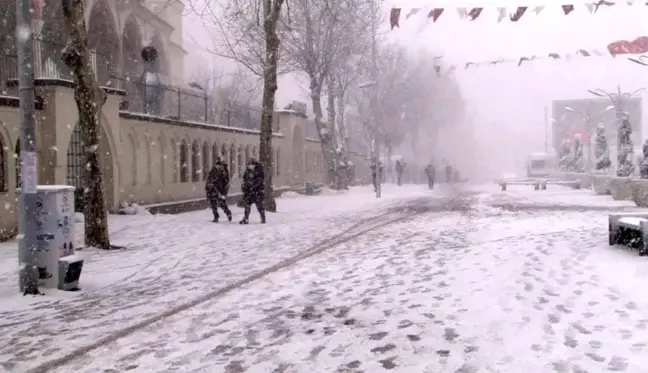 Sultangazi'de kar yağışı etkisini arttırarak devam ediyor... Lapa lapa yağan kar ilçeyi beyaza bürüdü