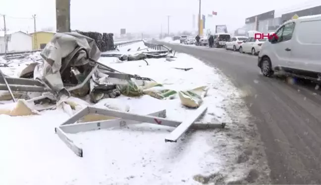 İSTANBUL-PENDİK'TE BUZLANAN YOLDA TIR DEVRİLDİ