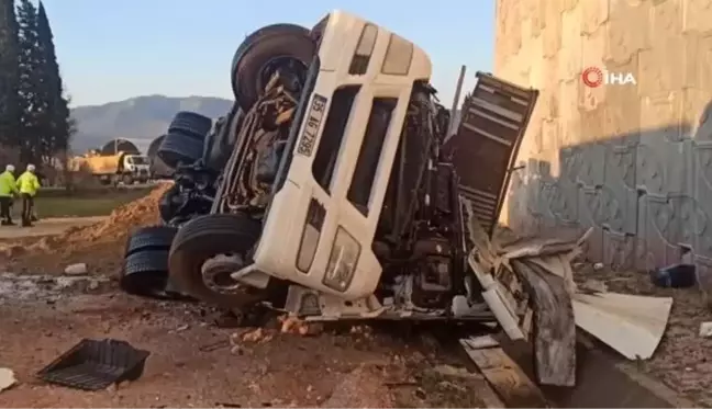 İzmir'de korkunç kaza: Kamyonla 20 metre yükseklikten düştü, hayatını kaybetti