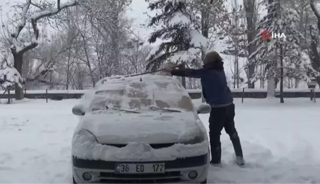 Kars'ta kar yağışı sürüyor... Kar ve tipiden 60 köy yolu ulaşıma kapandı