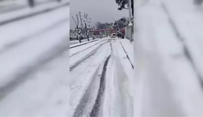 Yedikule'de kar yağışı sürücülere zor anlar yaşattı