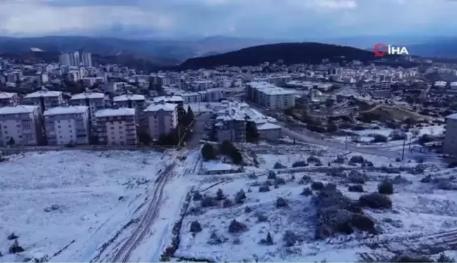 Bilecik'te yoğun yağan kar yağışı birçok köy yolunu ulaşıma kapattı