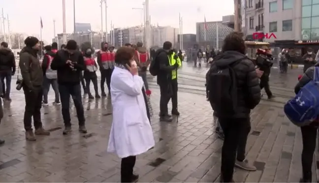 Taksim'de polisle doktorlar arasında arbede