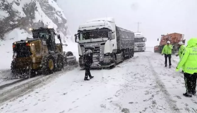 ZİGANA GEÇİDİ'NDE KAR VE TİPİ ULAŞIMI AKSATIYOR