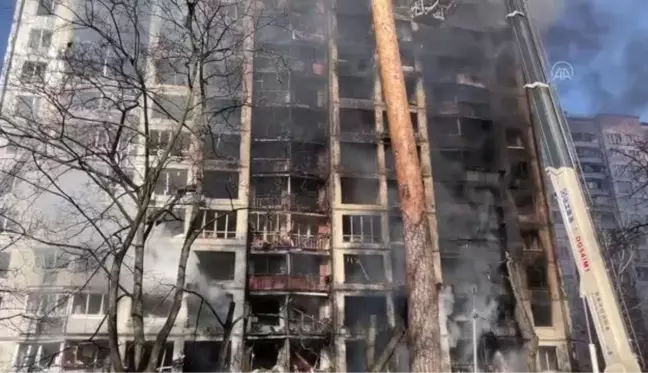 Kiev'deki saldırılarda bir apartmana daha top mermisi isabet etti: 2 ölü
