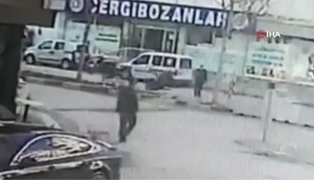 Polislerin gözü önünde yaya çarptı... Kazada kadın yaya ağır yaralandı erkek yaya ise adım farkıyla kazadan kurtuldu