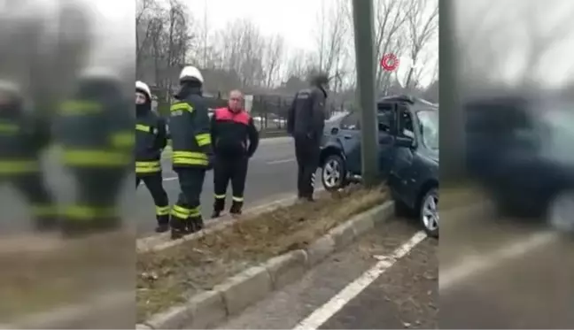 Kontrolden çıkan otomobil aydınlatma direğine çarptı