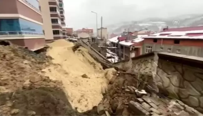 Heyelan nedeniyle ev ile iş yeri zarar gördü