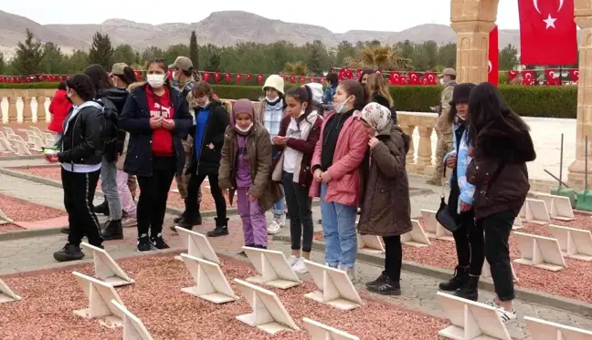 Mardin'de 60 öğrenci şehitliği ziyaret edip dua okudu