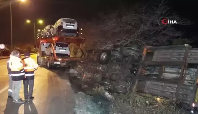 Cip yüklü tır buzlanan yolda devrildi, 4 araç hasar gördü