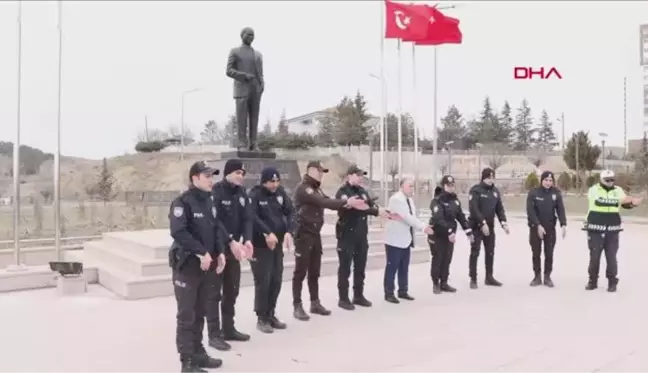 Son dakika haber... KIRIKKALE'DE POLİSLERDEN İŞARET DİLİYLE 'ÇANAKKALE TÜRKÜSÜ'