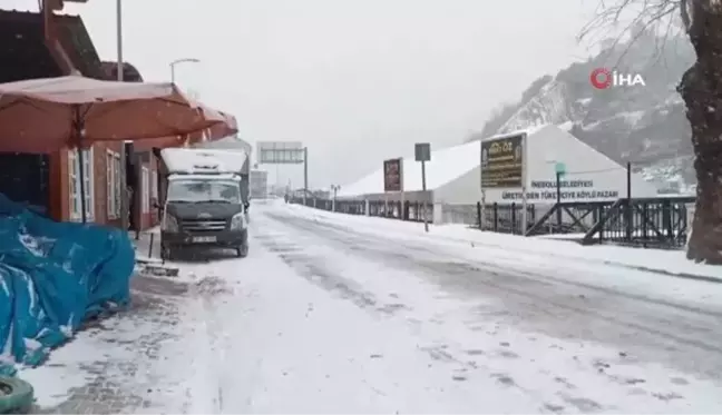 Son dakika yerel: Soğuk hava ve kar yağışı ilçede hayatı durma noktasına getirdi, müşteri bulamayan pazarcı esnafı ateş başında ısındı