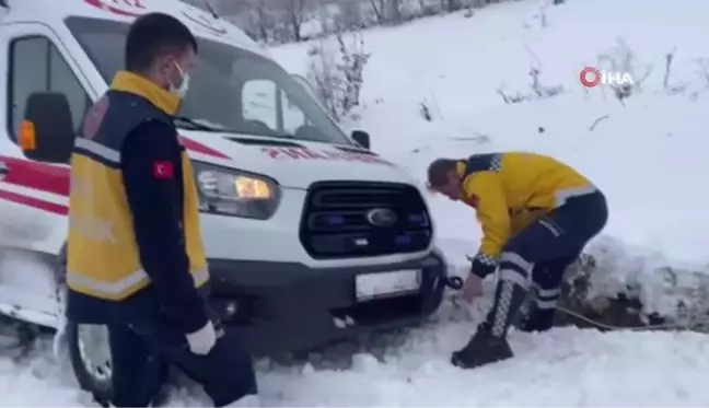 Son dakika haberi | Kara saplanan ambulansı karla mücadele ekipleri kurtardı