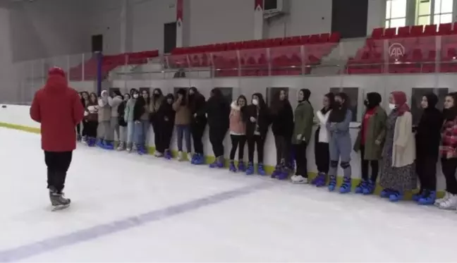 Üniversiteli gençler buz pateni ile tanıştı