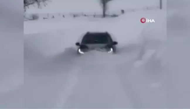 Yolda ilerlemek isteyen cip kara gömüldü