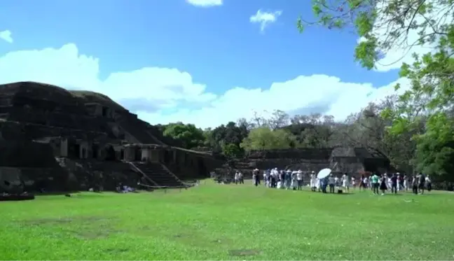 El Salvador'daki Nahua yerlileri toprak ananın uyanışını danslarla karşıladı