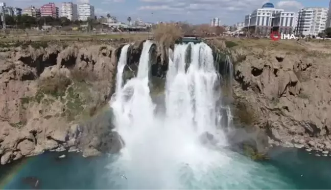 Antalya'nın ünlü Düden Kıyı Şelalesi'nde Nevruz yoğunluğu