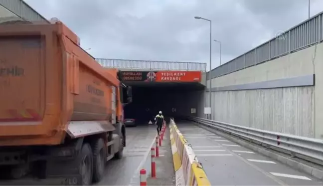 Alt geçitte beton bariyere çarpan otomobildeki 2 kişi yaralandı