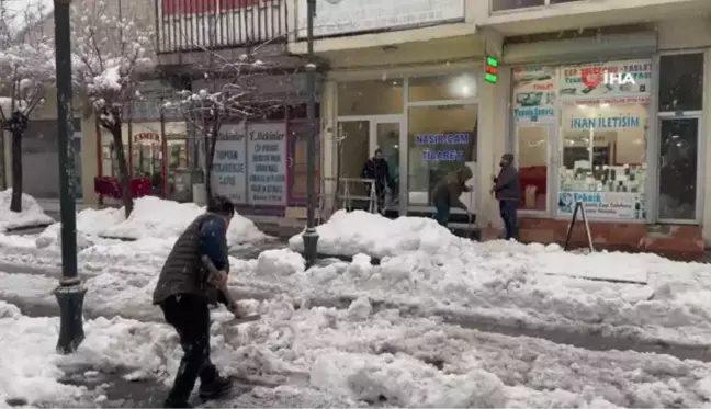 Kar yağışından dolayı bir deponun çatısı çöktü