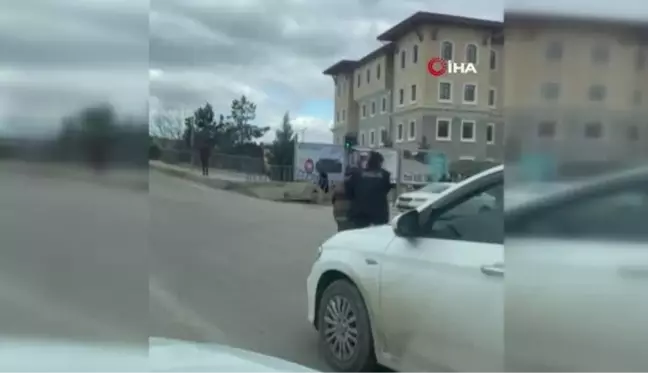 Yolun karşısına geçmeye çalışan yaşlı kadına polis yardımcı oldu