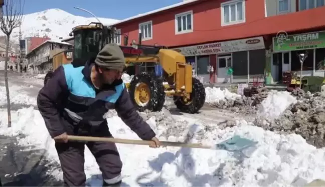 Başkale'de oluşan kar yığınları kamyonlarla ilçe dışına taşınıyor