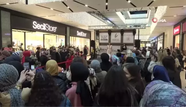 Gelinlik defilesinde kadına şiddete yönelik tasarlanan çiçekli gelinlik ilgi odağı oldu