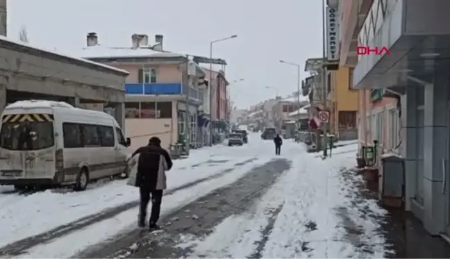 POSOF-ARDAHAN KARAYOLU YOĞUN KAR YAĞIŞIYLA TRAFİĞE KAPANDI