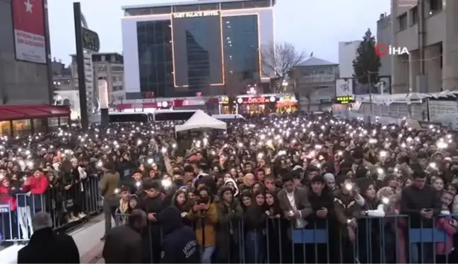 Şarkıcı Aydilge hayranlarını coşturdu