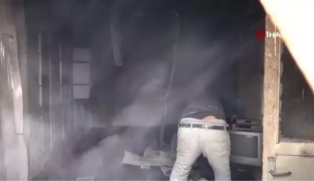 Elektrik kontağından çıkan yangın, evi kullanılamaz hale getirdi